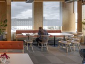 Protisluneční sklo s vnitřními roletami jako efektivní ochrana před přehříváním