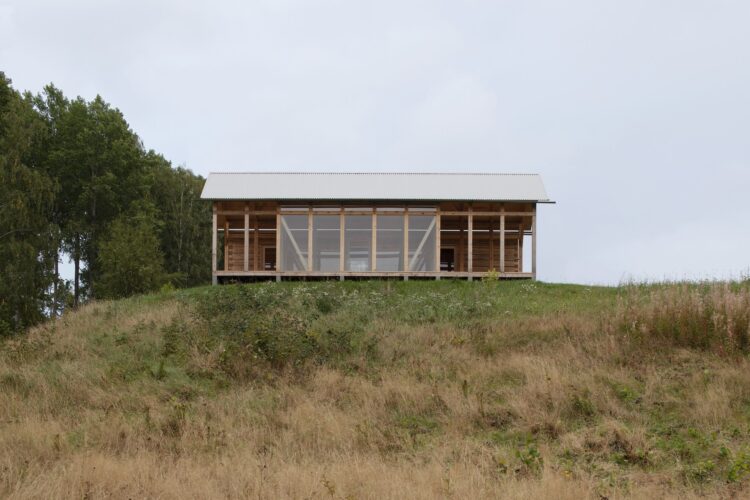 Nadčasový dřevěný dům postavený tradiční technikou