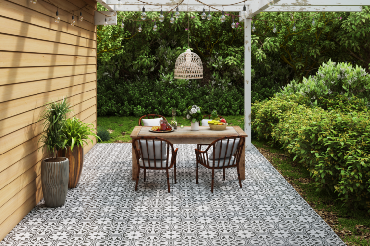 Propojte dům se zahradou pomocí keramických dlaždic
